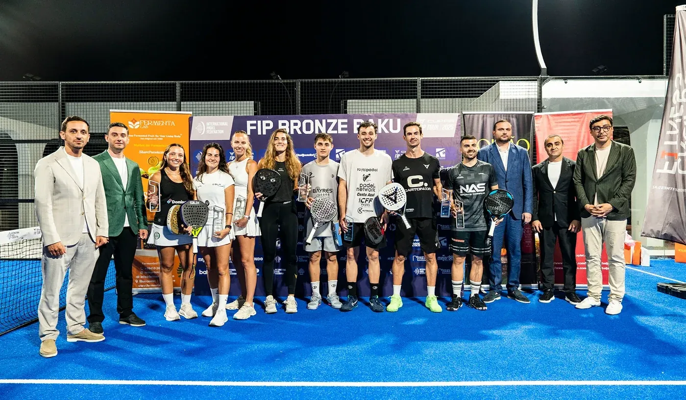 FIP Bronze Baku II turnirinin iştirakçıları və təşkilatçıları Sport Beach Club-un mavi kortunda