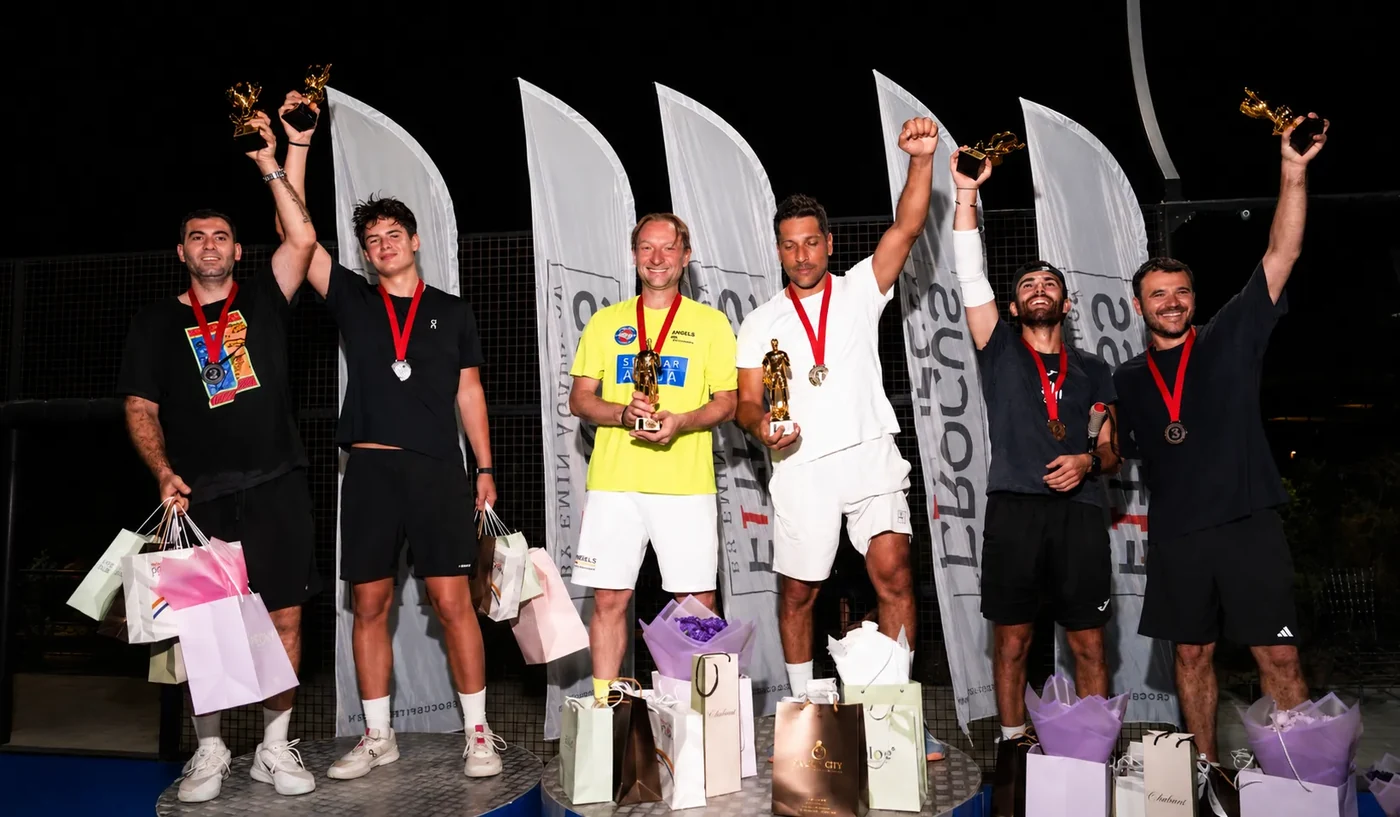 Ağ bayraqların yanında kubokla Crocus Fitness Padel Cup ulduzlar turnirinin mükafatçıları