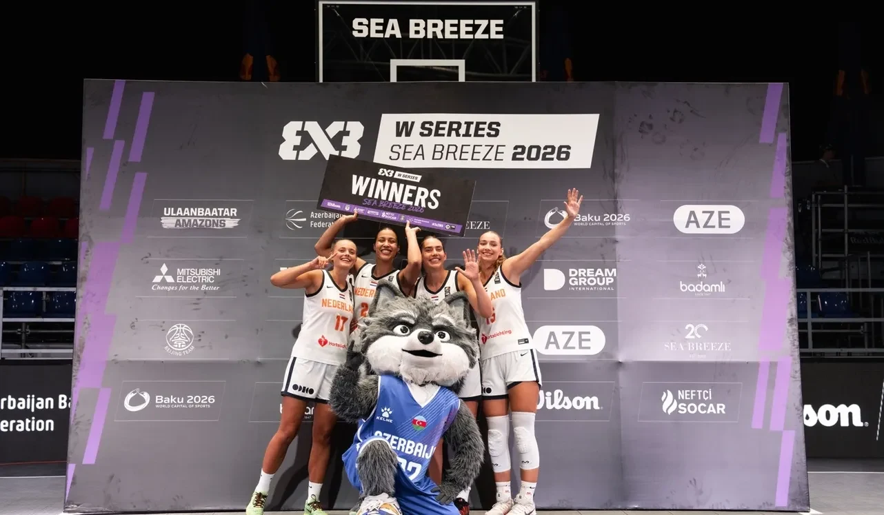 FIBA 3x3 Women’s Series mərhələsinin qaliblər Sea Breeze 2026 stendinin yanında
