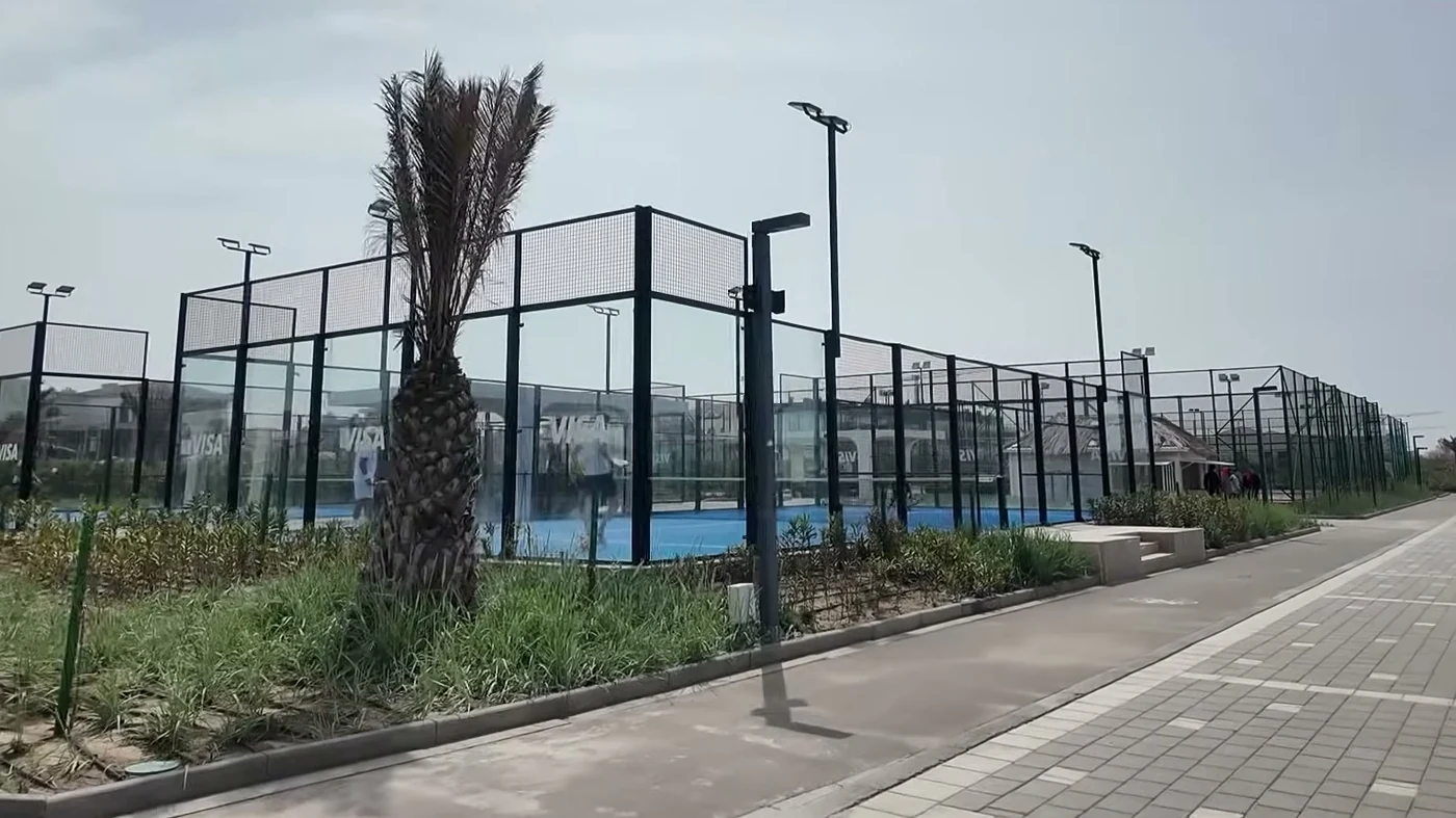 Kurortun piyada cığırı boyu hasarda padel kortları