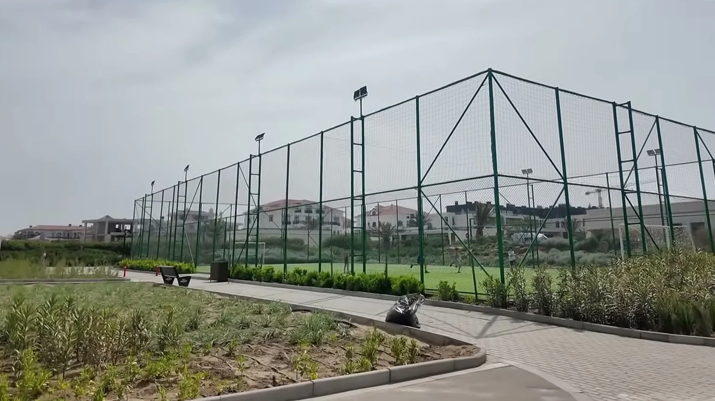 Sahil bulvarında hündür tor hasarda futbol meydançası